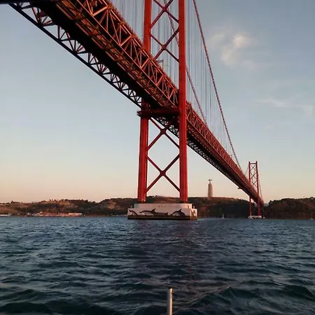 Πλωτό κατάλυμα Love Boat With A Tour Lisboa