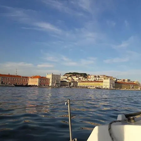Love Boat With A Tour Úszó hotel